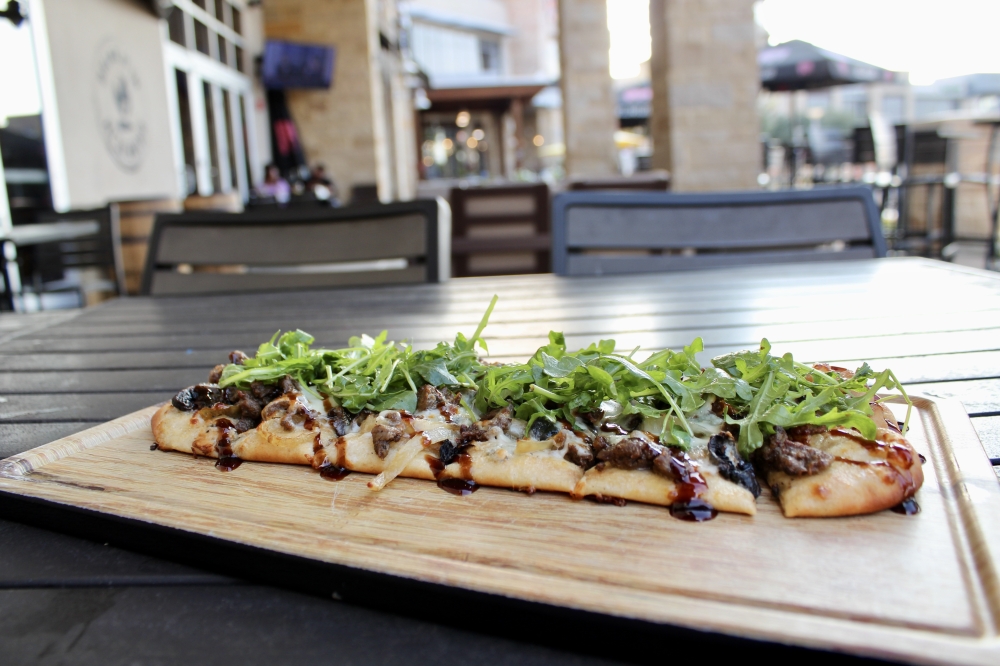 The Black & Blue Flatbread is a favorite at World of Beer. (Jovanna Aguilar/Community Impact)