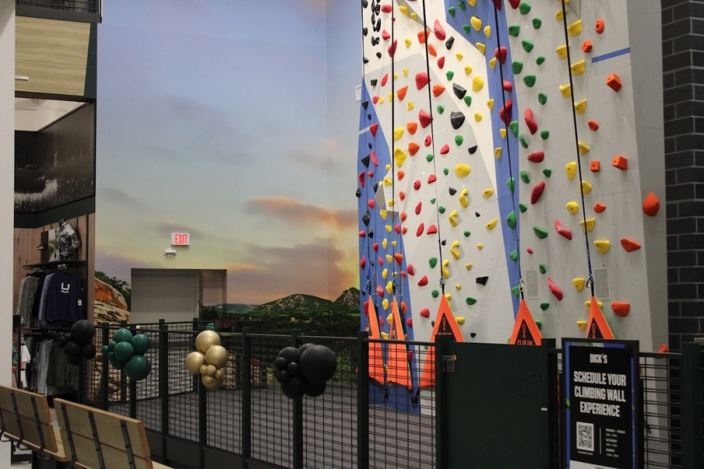 The new storefront features a rock climbing wall, soccer field, golf simulators, batting cages and more. (Andrew Creelman/Community Impact)