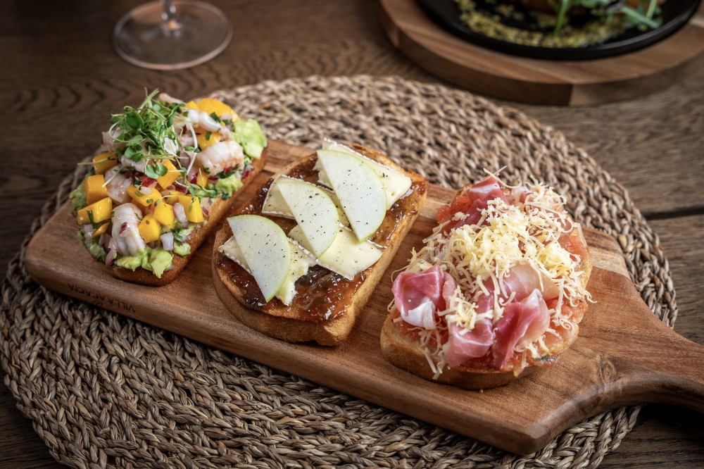 Customers can order a flight of toast ($15.50) and select a trio of toasted artisan bread topped bold flavors. From Caribbean to Mediterranean, from cheeses to ham to gourmet bites. (Courtesy Daniel Vengoechea/Ruah Cafe)