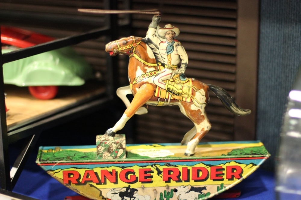 The Rettromania convention will feature antique toys, figures, comics, cards, collectibles and more from local vendors. (Courtesy Heritage Event Company)