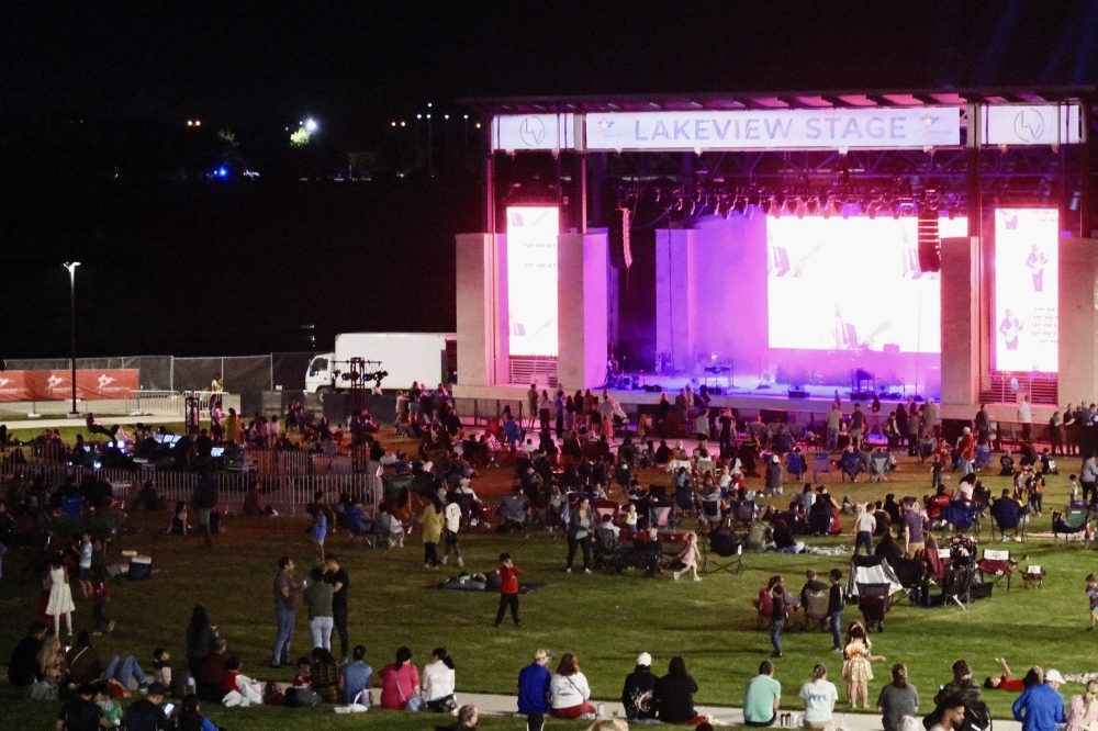 Crowds filled the lawn at Old Settlers Park as the new Lakeview Stage and Pavilion hosts its grand-opening concert on Nov. 15. (Manny Holguin JR/Community Impact)