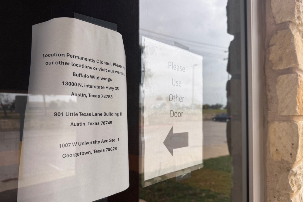 A note placed on the side door of the business redirects customers to nearby Buffalo Wild Wings locations. (Dacia Garcia/Community Impact)