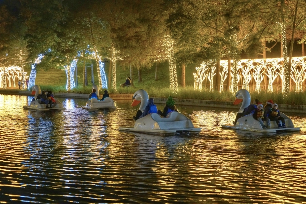 Kayak under the holiday tree at the Riva Row Boat House. (CourtesyRiva Row Boat House)