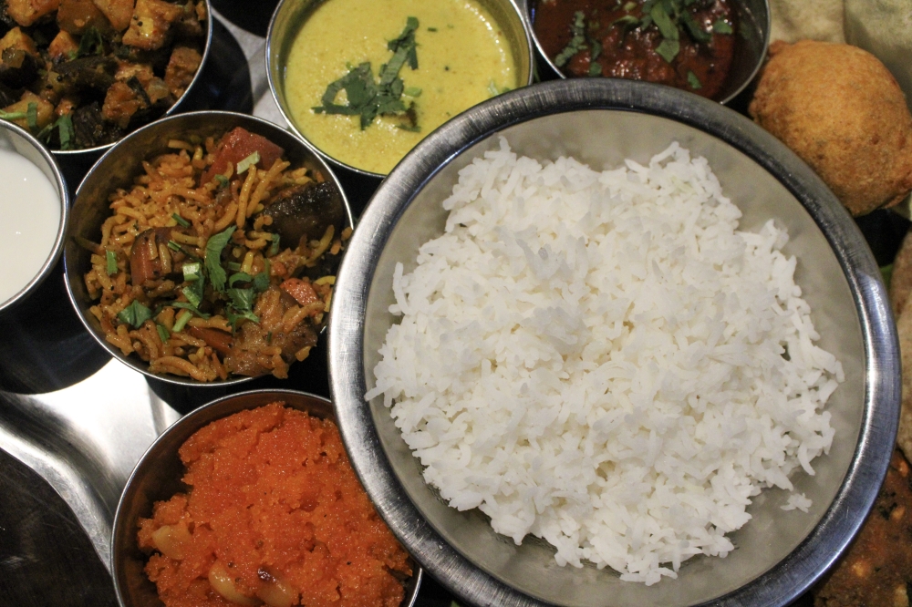 Menu items include samosas, chats, curries, dosas and more vegetarian and vegan options. (Dacia Garcia/Community Impact)