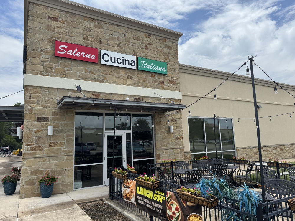 Salerno's features a patio area for al fresco dining. (Steve Guntli/Community Impact)